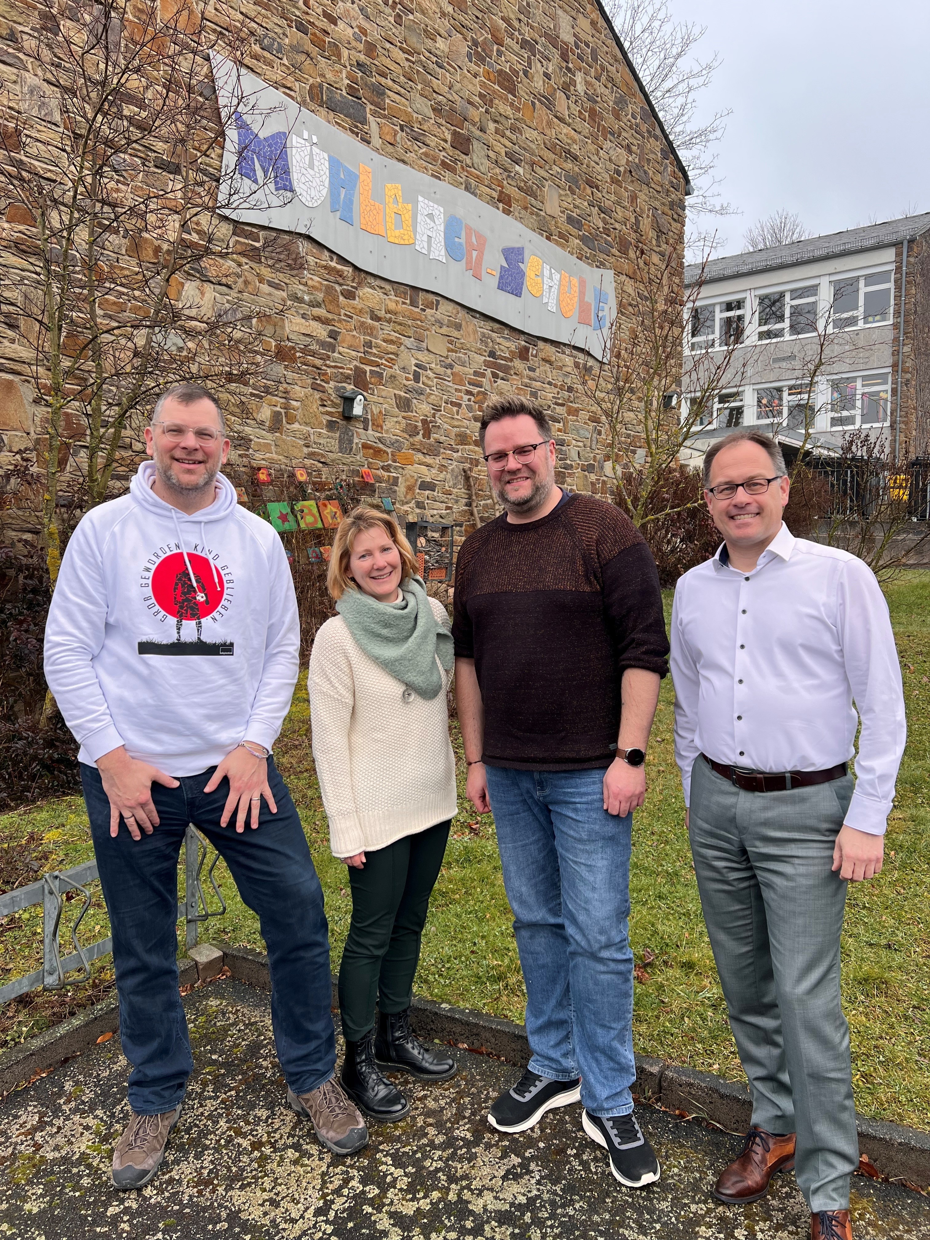 Henrik Mosel (zweiter von rechts) ist neuer Schulleiter an der Grundschule Miehlen. Gemeinsam mit der Stellvertreterin Katrin Menzel sowie Sachgebietsleiter Patrik Klos (links) begrüßte Bürgermeister Jens Güllering den neuen Leiter der Schule.